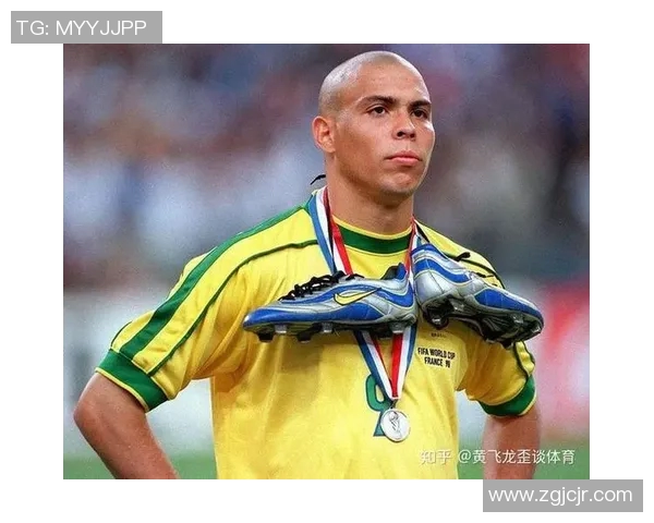 足球球星带娃逛街瞬间曝光 育儿生活尽显温馨与亲和力