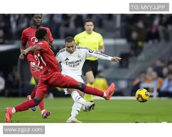 黑人足球球星展现惊人天赋与拼搏精神成为全球足球舞台的耀眼明星